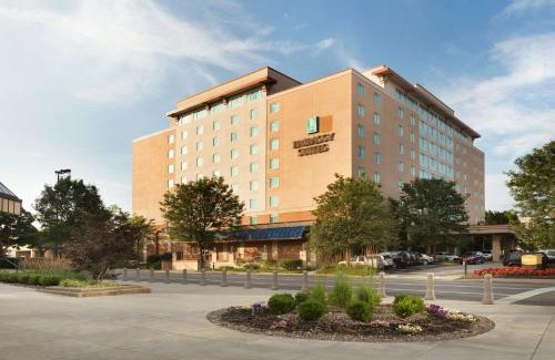 Charleston Hotel | Pet-Friendly Embassy Suites Charleston with Pool & Dining