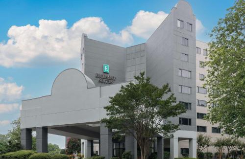 Charlotte Hotel | Indulge in Comfort at Embassy Suites Charlotte