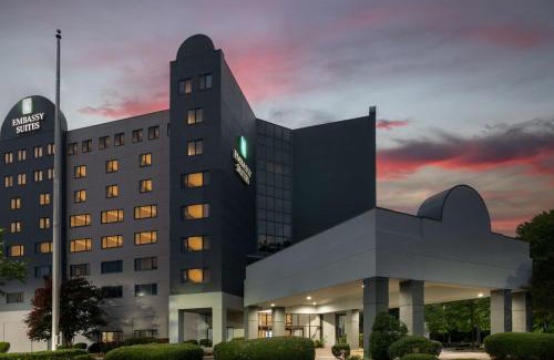 Charlotte Hotel | Indulge in Comfort at Embassy Suites Charlotte