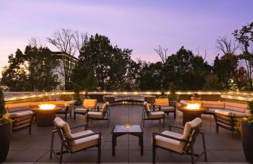 Twin Brook Hotel | Pet-Friendly Embassy Suites Chattanooga with Pool & Breakfast