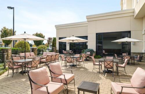 Twin Brook Hotel | Pet-Friendly Embassy Suites Chattanooga with Pool & Breakfast