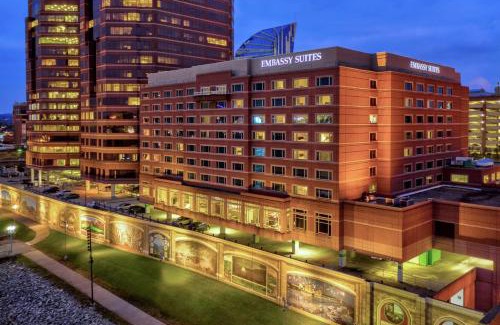 Covington Hotel | Relaxing Riverfront Getaway at Embassy Suites Cincinnati
