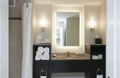 Northeast Columbus Hotel | Experience Comfort at Embassy Suites Columbus-Airport