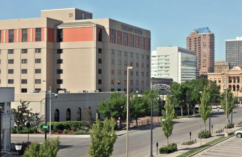 Downtown Des Moines Hotel | Discover Embassy Suites Des Moines Downtown with Pool & Pets