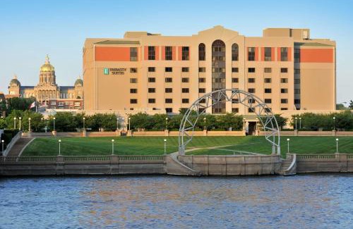 Downtown Des Moines Hotel | Discover Embassy Suites Des Moines Downtown with Pool & Pets