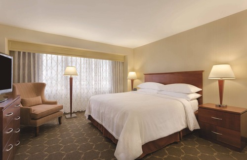 Centennial Hotel | Discover Embassy Suites Hotel Denver Tech Center - Family-Friendly Retreat