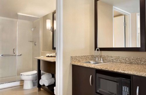 Downtown Hotel | Discover Embassy Suites Glendale: Pool, Spa & Family-Friendly