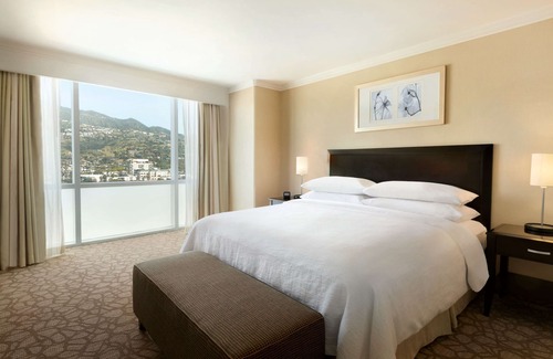 Downtown Hotel | Discover Embassy Suites Glendale: Pool, Spa & Family-Friendly