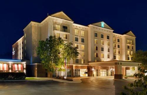 Newark Hotel | Experience Embassy Suites Newark with Pool and Ocean Views