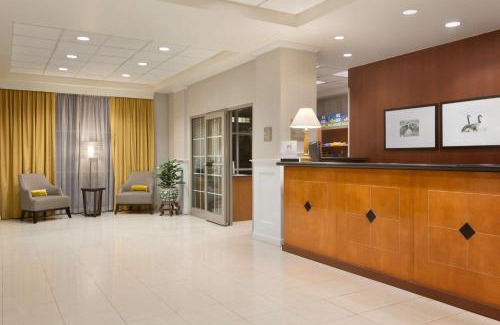 Newark Hotel | Experience Embassy Suites Newark with Pool and Ocean Views