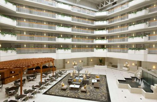 Newark Hotel | Experience Embassy Suites Newark with Pool and Ocean Views