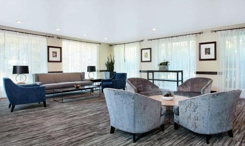 Parsippany Hotel | Relax at Embassy Suites Parsippany: Pet-Friendly Retreat