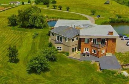 Halton Regional Municipality Villa | Budget-Friendly Retreat Between Toronto & Niagara Falls