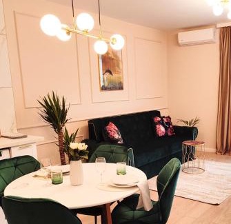 Oradea Apartment | Premier Emerald Apartment with Pool in Arena Oradea