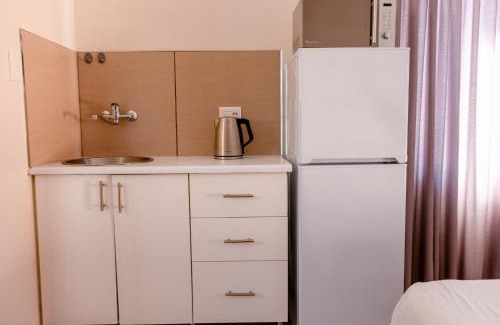 Windhoek West Bed & Breakfast | Welcoming Emerald Bed&Breakfast: Perfect for Families