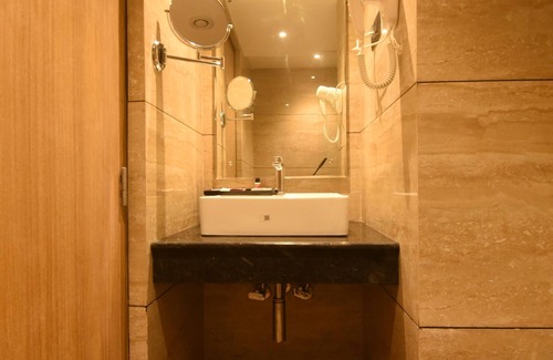 Mysore Hotel | Discover Emerald Clarks Inn Suite: Spa and Family Amenities