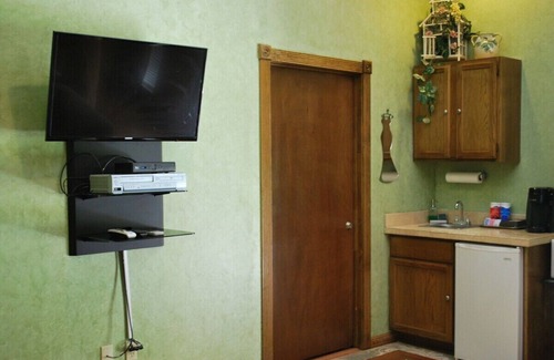 Norman Apartment | Pet-Friendly Emerald Dream Cottage at Whispering Pines Inn