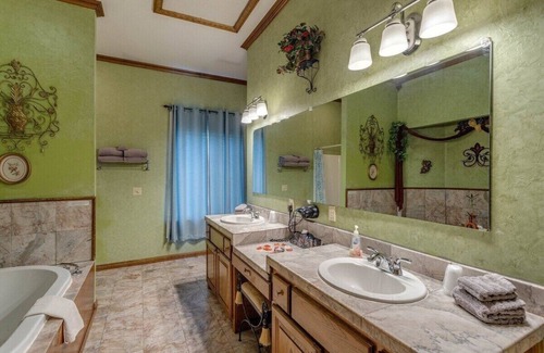 Norman Apartment | Pet-Friendly Emerald Dream Cottage at Whispering Pines Inn