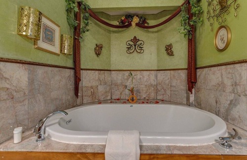 Norman Apartment | Pet-Friendly Emerald Dream Cottage at Whispering Pines Inn