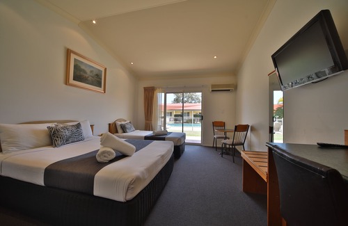 Emerald Hotel | Delightful Stay at Emerald Explorers Inn Near Pool & Breakfast
