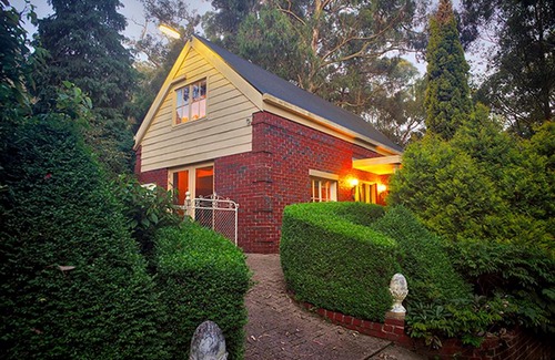 Emerald House | Discover Emerald Gatehouse: 5-Star Stay with Breakfast