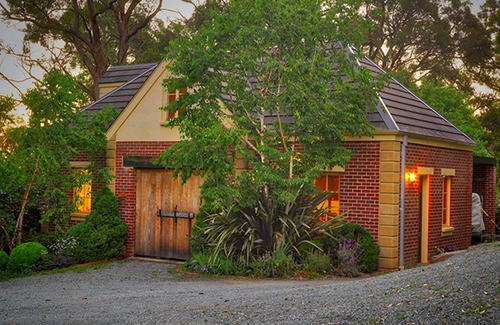 Emerald House | Discover Emerald Gatehouse: 5-Star Stay with Breakfast