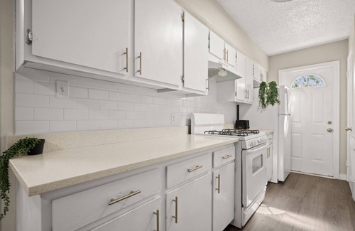 South Manchaca House | Emerald Gem Suite sleeps 6 w/Pool & Free Parking SOCO
