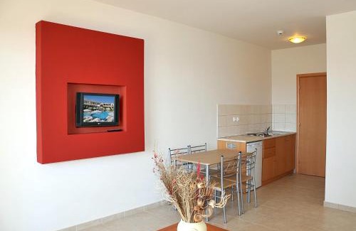 Petaloudes Apartment | Seaside Relaxation at Emerald Hotel with Pool & Spa