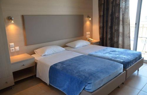 Petaloudes Apartment | Seaside Relaxation at Emerald Hotel with Pool & Spa
