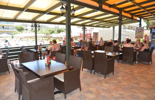 Petaloudes Apartment | Seaside Relaxation at Emerald Hotel with Pool & Spa