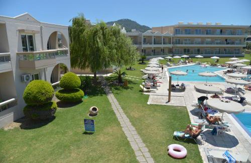 Petaloudes Apartment | Seaside Relaxation at Emerald Hotel with Pool & Spa