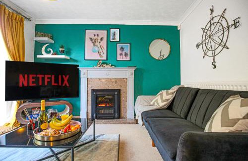Knowle Sands House | Emerald House: Prime Location with Fast Wifi & Pool Table