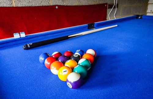 Knowle Sands House | Emerald House: Prime Location with Fast Wifi & Pool Table