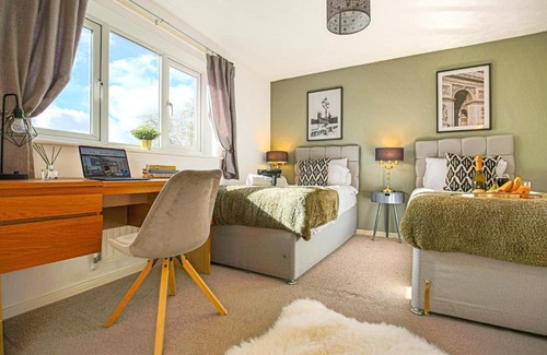 Knowle Sands House | Emerald House: Prime Location with Fast Wifi & Pool Table