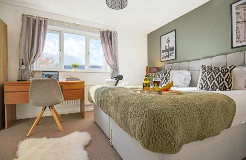 Knowle Sands House | Emerald House: Prime Location with Fast Wifi & Pool Table