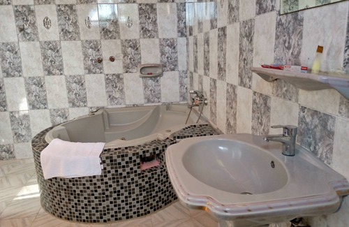 Kunduchi House | Emerald House: Guest Rated 10/10 with Pool & Breakfast