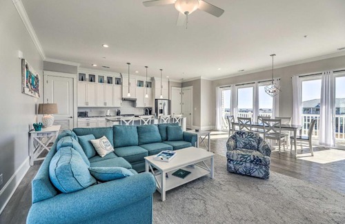 Emerald Isle Apartment | Coastal Getaway: Emerald Isle Condo Steps from the Beach