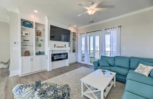 Emerald Isle Apartment | Coastal Getaway: Emerald Isle Condo Steps from the Beach