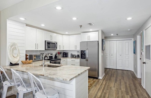 Pensacola Beach Condo | Experience Emerald Isle: Ocean View & Spa Retreat Awaits