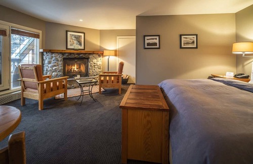 Field Hotel | Discover the Beauty of Emerald Lake Lodge with Spa & Pool