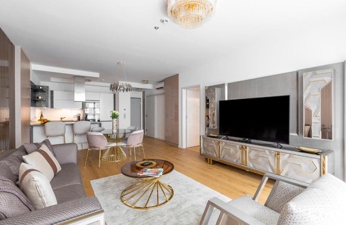 Inner City Budapest Apartment | Elegant Downtown Apartment with Free Sauna & Gym Access