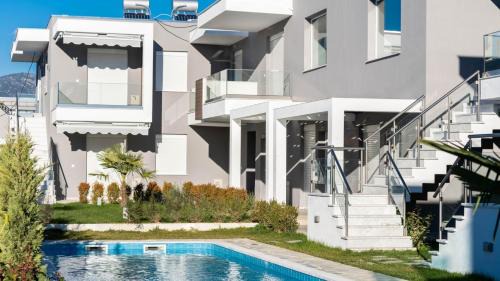 Paralia Ofryniou Apartment | Discover Emerald Suites with Pool & Dining – 10/10 Rated!