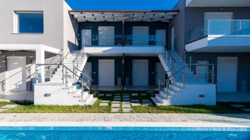 Paralia Ofryniou Apartment | Discover Emerald Suites with Pool & Dining – 10/10 Rated!