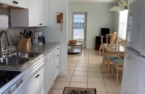 Englewood Cottage | Cozy Emerald Palms Unit 1 with Ocean View & Pet-Friendly