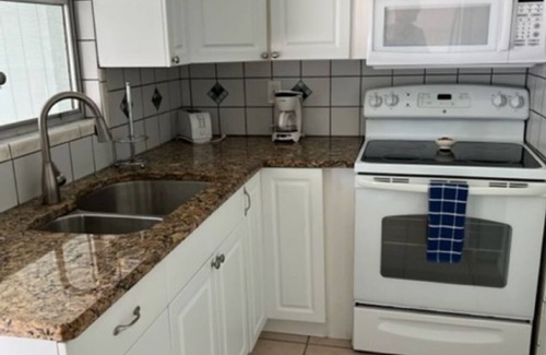 Englewood Cottage | Emerald Palms Unit 3: Pet-Friendly Family Retreat