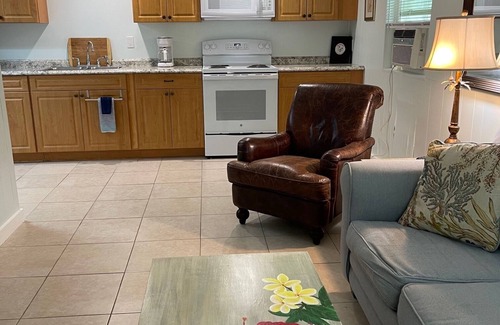 Englewood Cottage | Pet-Friendly Emerald Palms Unit A with Ocean Views