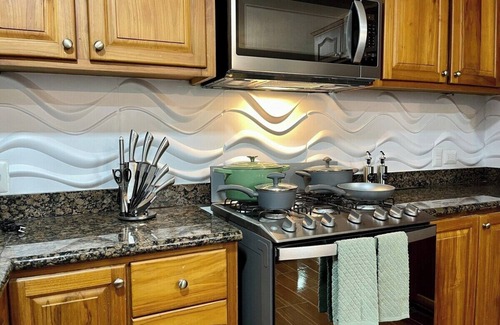 Mason Hall Condo | Exceptional Emerald Condo with Pool & King Suite Experience