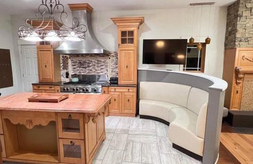 Lake Michigan Beach House | Relax at Emerald Shores: Pet-Friendly Hotel with Hot Tub