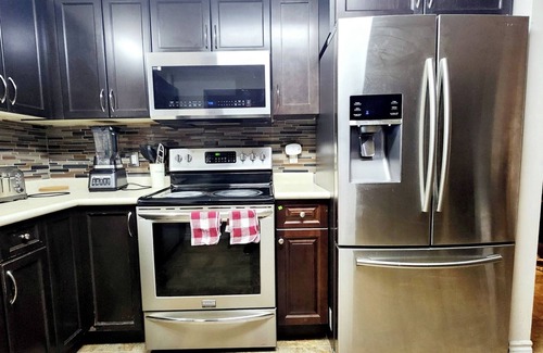 London House | Emerald Staycation Suite:Shared washroom (2-1), Street Parking at Owners risk