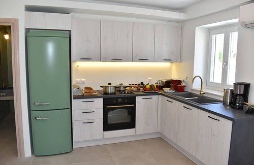 Rantatika Apartment | Oceanfront Emerald Studio: Ideal for Romantic Getaways